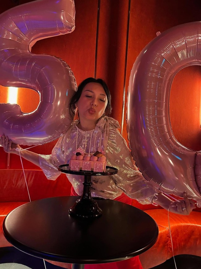 Ibu dua anak itu sendiri diketahui berulang tahun pada 2 April. Namun tampaknya Tata baru merayakan atau mengunggah momen pestanya. Foto: Instagram @tatacahyani