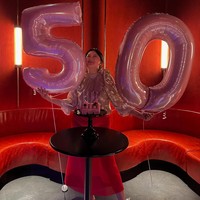 Dalam kesempatan itu, Tata Cahyani tampak sumringah menyambut fase baru dalam kehidupannya selagi mengenakan atasan bernuansa gold dan rok merah. Foto: Instagram @tatacahyani