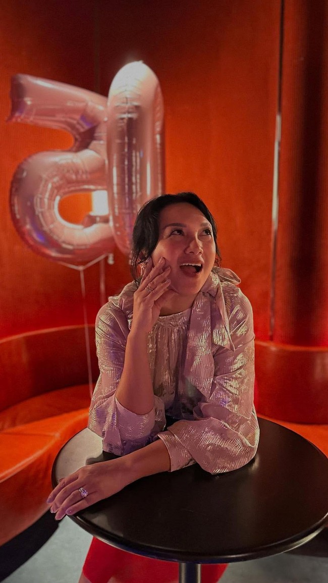 Selain kehidupan pribadinya, wanita tersebut juga kerap diperbincangkan karena penampilannya yang menawan. Baru-baru ini ia pun jadi atensi ketika mengunggah momen ulang tahun ke-50. Foto: Instagram @tatacahyani