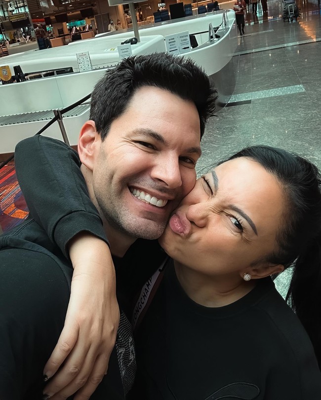 Begini penampilan mantan model tersebut bersama sang kekasih aktor Bobby Tonelli yang bikin iri. Foto: Instagram @tatacahyani