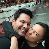 Begini penampilan mantan model tersebut bersama sang kekasih aktor Bobby Tonelli yang bikin iri. Foto: Instagram @tatacahyani