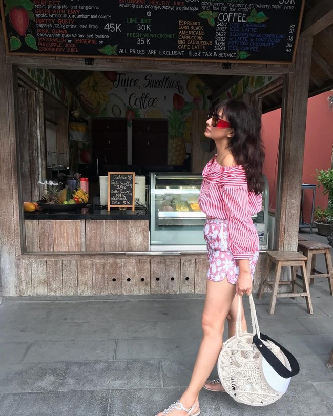 Meski sudah memasuki kepala lima, Tata Cahyani semakin cantik karena tampil dengan gaya busana kasual yang menonjolkan kesan awet muda.Foto: Instagram @tatacahyani