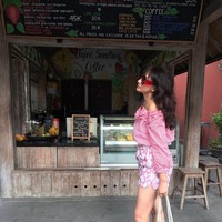 Meski sudah memasuki kepala lima, Tata Cahyani semakin cantik karena tampil dengan gaya busana kasual yang menonjolkan kesan awet muda.Foto: Instagram @tatacahyani