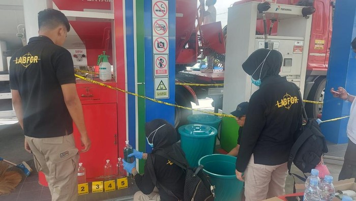 Tim Bidlabfor Polda Jateng saat melakukan olah TKP kasus BBM Pertalite tercampur air di SPBU 44.574.29 Desa Wonosari, Kecamatan Trucuk, Klaten, Sabtu (19/4/2025).