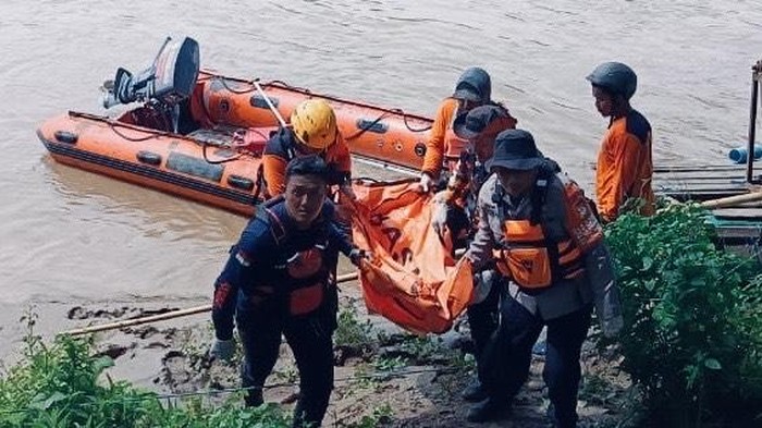 Tim SAR evakuasi jenazah balita tewas usai mobil terjun ke Sungai Mamassa, Kabupaten Enrekang.