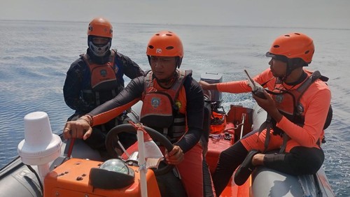 Tim SAR gabungan saat melakukan pencarian terhadap WN Rusia yang hilang di perairan Amed, Karangasem, Sabtu (19/4/2025). (Basarnas Karangasem)
