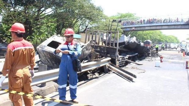 Truk tangki BBM Petamina meledak di Tol Porong