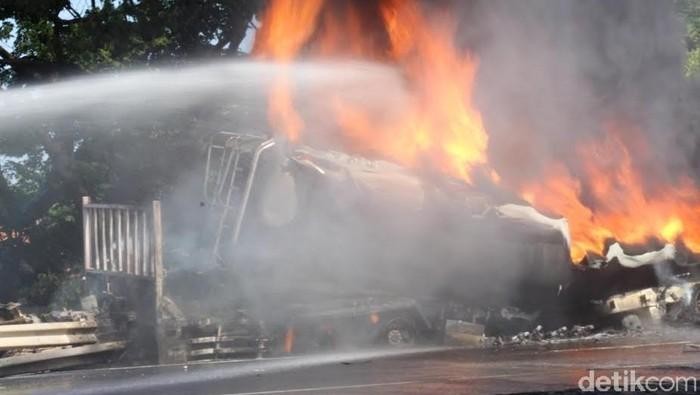 Truk tangki BBM Petamina meledak di Tol Porong