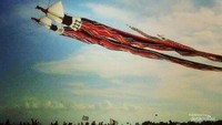 Layangan Janggan mengudara di langit Mertasari Sanur Bali.
