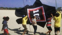 Anak Bali sepulang bermain layangan di festival.