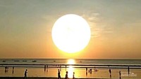 Pantai Kuta, tempat menikmati sunset sempurna di sore hari.