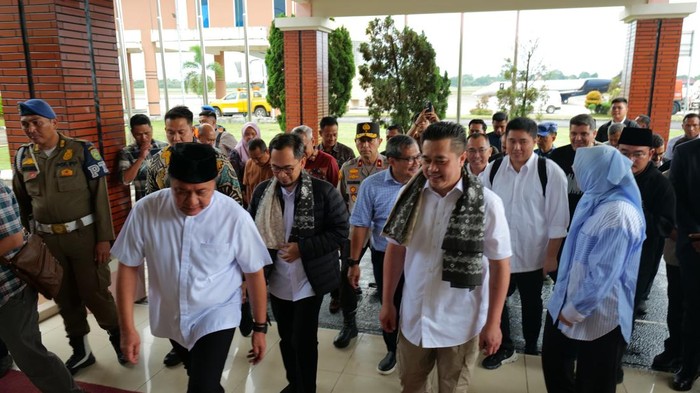 Sejumlah petani melakukan panen padi di kawasan persawahan  Desa Buni Bakti, Kabupaten Bekasi, Jawa Barat, Kamis (4/5/2023).