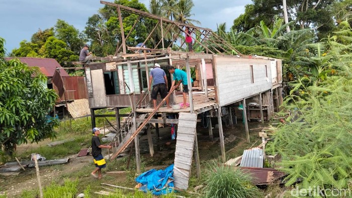 Warga Desa Bababinanga membongkar rumah karena takut hanyut terdampak abrasi sungai.
