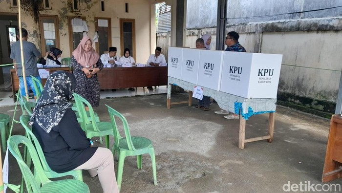 Warga saat datang ke TPS mencoblos PSU di Bengkulu Selatan