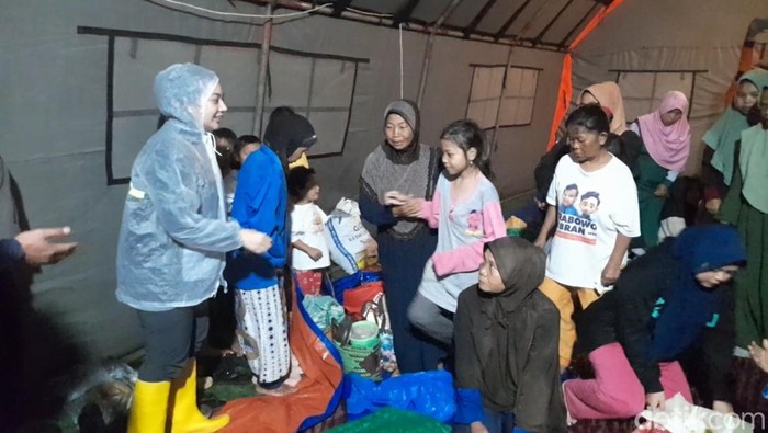 Bupati Brebes menyapa warga terdampak tanah gerak di pengungsian
