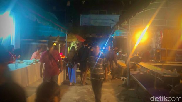 Ziarah Sabtu malam jelang Paskah sudah menjadi tradisi di Kota Palangka Raya. Biasanya, umat kristiani berbondong-bondong ke pemakaman sejak Sabtu sekitar pukul 15.00 WIB.