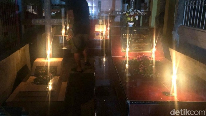 Ziarah Sabtu malam jelang Paskah sudah menjadi tradisi di Kota Palangka Raya. Biasanya, umat kristiani berbondong-bondong ke pemakaman sejak Sabtu sekitar pukul 15.00 WIB.