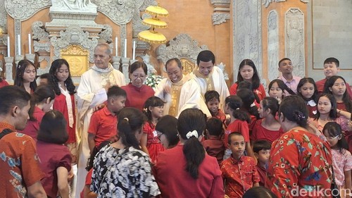 Anak-anak yang memeriahkan Perayaan Paskah di Gereja Yesus Gembala Yang Baik (YGYB) Paroki Santo Yoseph, Denpasar, meminta berkat Romo dan berfoto bersama, Minggu (20/4/2025).