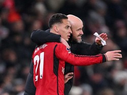 Erik ten Hag juga membawa MU memenangi trofi Piala Liga Inggris dan Piala FA, tapi tak mampu menjaga daya saing tim di Liga Inggris. Ia kehilangan posisinya musim ini dan digantikan Ruben Amorim. (Foto: Getty Images/Stu Forster)