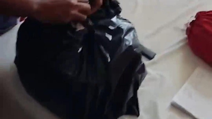Barang bukti sabu 10 Kg disimpan dalam keresek di apartemen PIK 2. (dok.Istimewa)