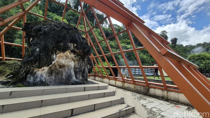 Batu hasil endapan travertin.