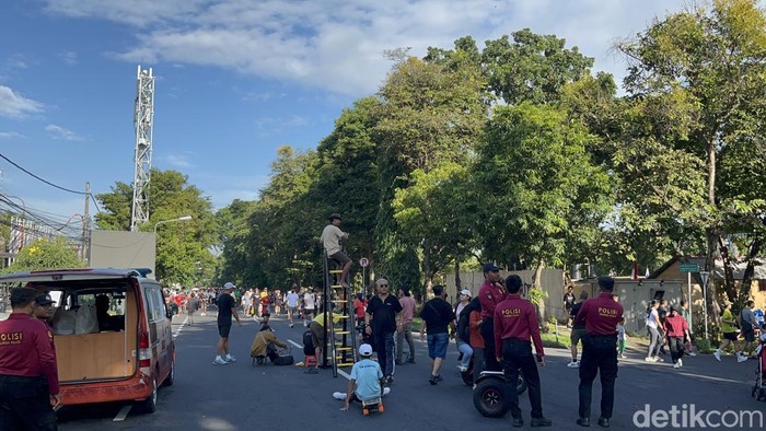 Beberapa fotografer saat memotret di Car Free Day Lapangan Renon, Minggu (20/4/2025).