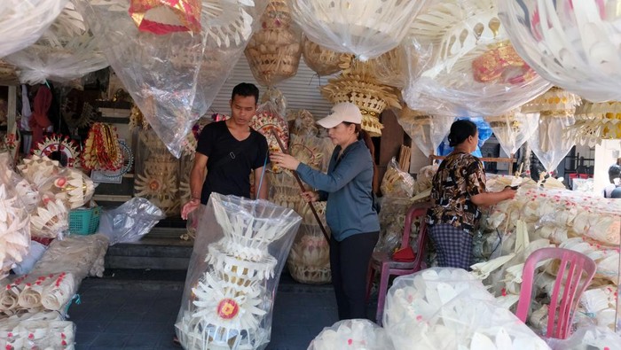 Warga memilih pernak-pernik untuk perlengkapan sesajen saat persiapan menyambut Hari Raya Galungan di Pasar Desa Adat Kapal, Badung, Bali, Minggu (20/4/2025). Menjelang perayaan Hari Raya Galungan yang dilaksanakan pada Rabu (23/4/2025), sejumlah warga Bali membeli pernak-pernik untuk perlengkapan sesajen dengan harga Rp20 ribu - Rp700 ribu per unit. ANTARA FOTO/Nyoman Hendra Wibowo/rwa.