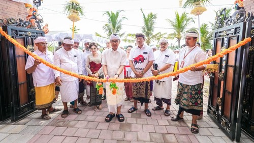 Bupati Badung, I Wayan Adi Arnawa, meresmikan Kantor Perbekel Gulingan, Kecamatan Mengwi, yang ditandai dengan pemotongan pita serta penandatanganan prasasti, Jumat (18/4/2025). (Dok. Pemkab Badung)
