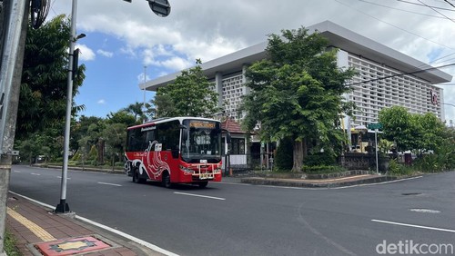 Bus Trans Metro Dewata saat melewati jalan di sekitar OJK Bali, Minggu (20/4/2025).