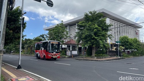 Bus Trans Metro Dewata saat melewati jalan di sekitar OJK Bali, Minggu (20/4/2025).