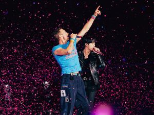 Heboh Skandal Selingkuh, Coldplay Tetap Pakai Gimmick Kiss Cam