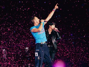 Heboh Skandal Selingkuh, Coldplay Tetap Pakai Gimmick Kiss Cam