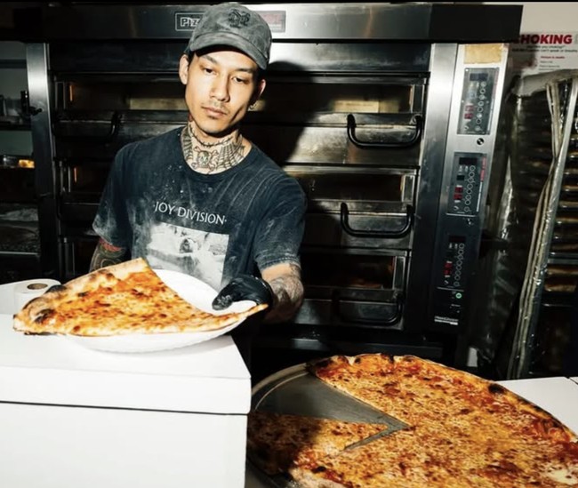 Perjalanan karier modeling-nya dimulai saat ia masih sibuk meracik pizza di Scarr’s. Tanpa diduga, seorang anggota tim dari desainer kenamaan Willy Chavarria, yang karyanya digandrungi oleh selebriti seperti Justin Bieber, Kendrick Lamar, dan Billie Eilish, memperhatikannya di balik konter, masih berlumuran tepung, lalu menawarinya menjadi model untuk lini pakaian dalam brand tersebut. Foto: dok. Instagram @christiano.kei