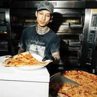 Perjalanan karier modeling-nya dimulai saat ia masih sibuk meracik pizza di Scarr’s. Tanpa diduga, seorang anggota tim dari desainer kenamaan Willy Chavarria, yang karyanya digandrungi oleh selebriti seperti Justin Bieber, Kendrick Lamar, dan Billie Eilish, memperhatikannya di balik konter, masih berlumuran tepung, lalu menawarinya menjadi model untuk lini pakaian dalam brand tersebut. Foto: dok. Instagram @christiano.kei