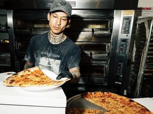 Foto: Tukang Pizza yang Jadi Model di Paris Fashion Week