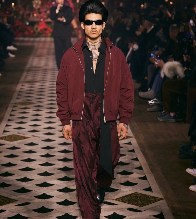 Pria 24 tahun itu adalah tukang pizza asal New York yang kini melenggang di fashion show di Paris Fashion Week. Kehidupannya berubah total ketika ia direkrut untuk menjadi model, sebuah perjalanan hidup yang ia sebut sebagai ‘cerita Cinderella versi nyata.’ Foto: dok. Instagram @christiano.kei