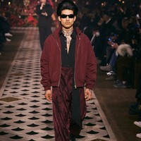 Pria 24 tahun itu adalah tukang pizza asal New York yang kini melenggang di fashion show di Paris Fashion Week. Kehidupannya berubah total ketika ia direkrut untuk menjadi model, sebuah perjalanan hidup yang ia sebut sebagai ‘cerita Cinderella versi nyata.’ Foto: dok. Instagram @christiano.kei