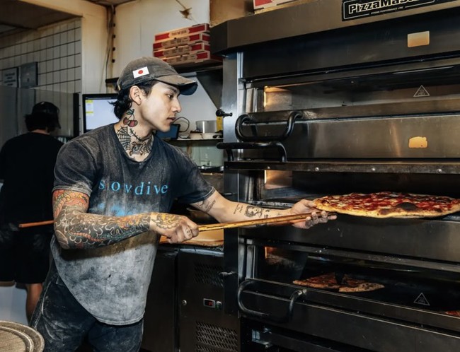 Christiano Wennmann tidak menyangka nasibnya akan berubah. Dari tukang mengadon pizza bisa menjadi model internasional. Foto: dok. Instagram @christiano.kei