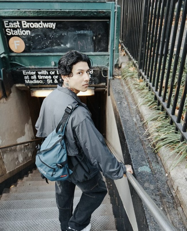 Bos di Scarr’s, Scarr Pimentel, dengan senang hati merestui langkah besar karyawannya itu. Di Paris, Wennmann menjalani debutnya di runway dalam koleksi Fall 2025 milik Willy Chavarria, dalam sebuah pertunjukan yang juga menampilkan penampilan spesial dari superstar Latin, J Balvin. Foto: dok. Instagram @christiano.kei