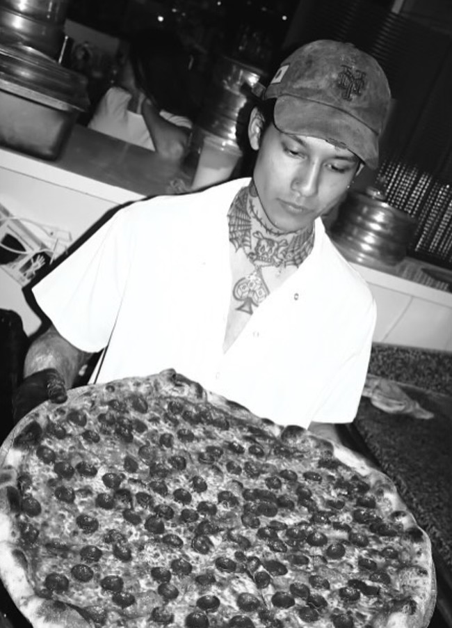 Meski awalnya sempat diliputi kecemasan karena merasa asing di dunia mode, Wennmann mengaku mendapatkan dukungan besar dari Chavarria dan timnya. Setelah penampilan perdananya di Paris, karier modeling Wennmann melejit. Ia langsung dikontrak oleh agensi besar, tampil di editorial majalah fashion seperti Vogue, Harper’s Bazaar, Dazed, HERO, hingga menjadi model untuk desainer Sami Miro. Bahkan, ia tampil dalam kampanye global Tinder. Foto: dok. Instagram @christiano.kei