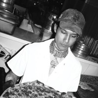 Meski awalnya sempat diliputi kecemasan karena merasa asing di dunia mode, Wennmann mengaku mendapatkan dukungan besar dari Chavarria dan timnya. Setelah penampilan perdananya di Paris, karier modeling Wennmann melejit. Ia langsung dikontrak oleh agensi besar, tampil di editorial majalah fashion seperti Vogue, Harper’s Bazaar, Dazed, HERO, hingga menjadi model untuk desainer Sami Miro. Bahkan, ia tampil dalam kampanye global Tinder. Foto: dok. Instagram @christiano.kei