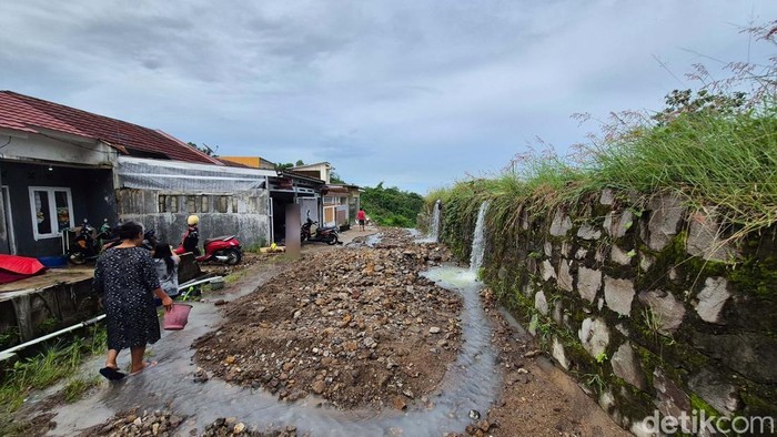Curug Dadakan Menganga di Tengah Perumahan Warga Palabuhanratu