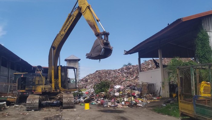 Ekskavator tak bisa beroperasi akibat terbakar mengakibatkan tumpukan sampah baru di halaman TPA Peh, Desa Kaliakah, Kecamatan Negara, Jembrana, Bali, Minggu (20/4/2025). (I Putu Adi Budiastrawan/detikBali)