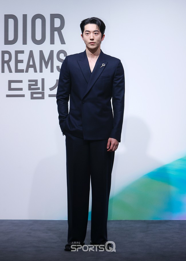 Nam Joo Hyuk sudah menjadi brand ambassador untuk Dior sejak tahun 2019. Untuk penampilannya di acara pembukaan pameran Christian Dior: Designer of Dreams, sang aktor memakai setelan jas dan celana berwarna navy berhias brooch mewah. Foto: Instagram