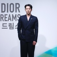 Nam Joo Hyuk sudah menjadi brand ambassador untuk Dior sejak tahun 2019. Untuk penampilannya di acara pembukaan pameran Christian Dior: Designer of Dreams, sang aktor memakai setelan jas dan celana berwarna navy berhias brooch mewah. Foto: Instagram