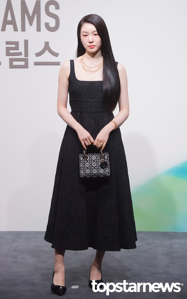 Setelah pensiun dari dunia figure skating, atlet kebanggaan Korea Kim Yuna bergabung menjadi brand ambassador Dior. Dia tampil beda dengan paduan dress hitam dan koleksi kalung rantai emas model layering. Foto: Instagram