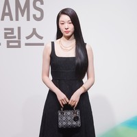 Setelah pensiun dari dunia figure skating, atlet kebanggaan Korea Kim Yuna bergabung menjadi brand ambassador Dior. Dia tampil beda dengan paduan dress hitam dan koleksi kalung rantai emas model layering. Foto: Instagram