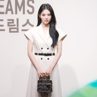 Tak ketinggalan penampilan brand ambassador Dior, Han So Hee yang memancarkan keanggunan dalam balutan dress putih dilengkapi belt berwarna hitam. Bintang drama Korea Gyeongseong Creature itu nyaris tak pernah absen menghadiri acara yang diselenggarakan rumah mode Prancis itu. Foto: Instagram