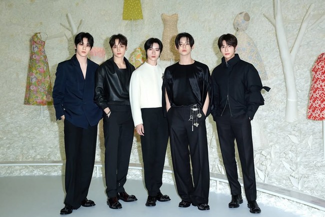 Barisan pria tampan. Personel grup KPop TXT Soobin, Huening Kai, Beomgyu, Yeonjun, dan Taehyun memancarkan pesonanya sebagai brand ambassador Dior dalam balutan busana bernuansa monokrom. Foto: Instagram