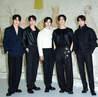 Barisan pria tampan. Personel grup KPop TXT Soobin, Huening Kai, Beomgyu, Yeonjun, dan Taehyun memancarkan pesonanya sebagai brand ambassador Dior dalam balutan busana bernuansa monokrom. Foto: Instagram